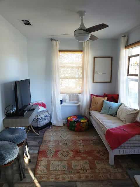 Successful Airbnb property: Casita Holly: Your Corporate Cottage Getaway in Holly