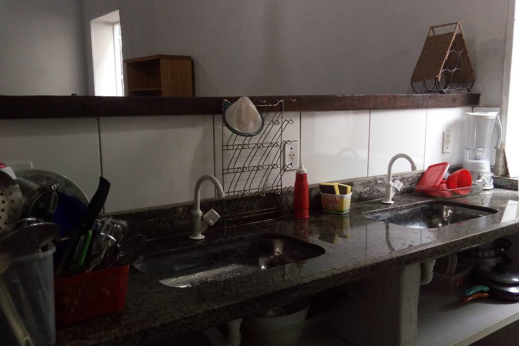 Cozinha compartilhada com geladeira exclusiva para os hospedes.
