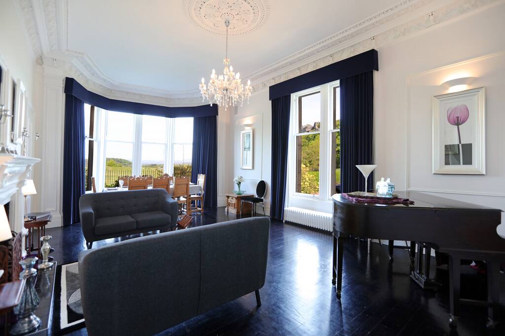 Lounge/dining room