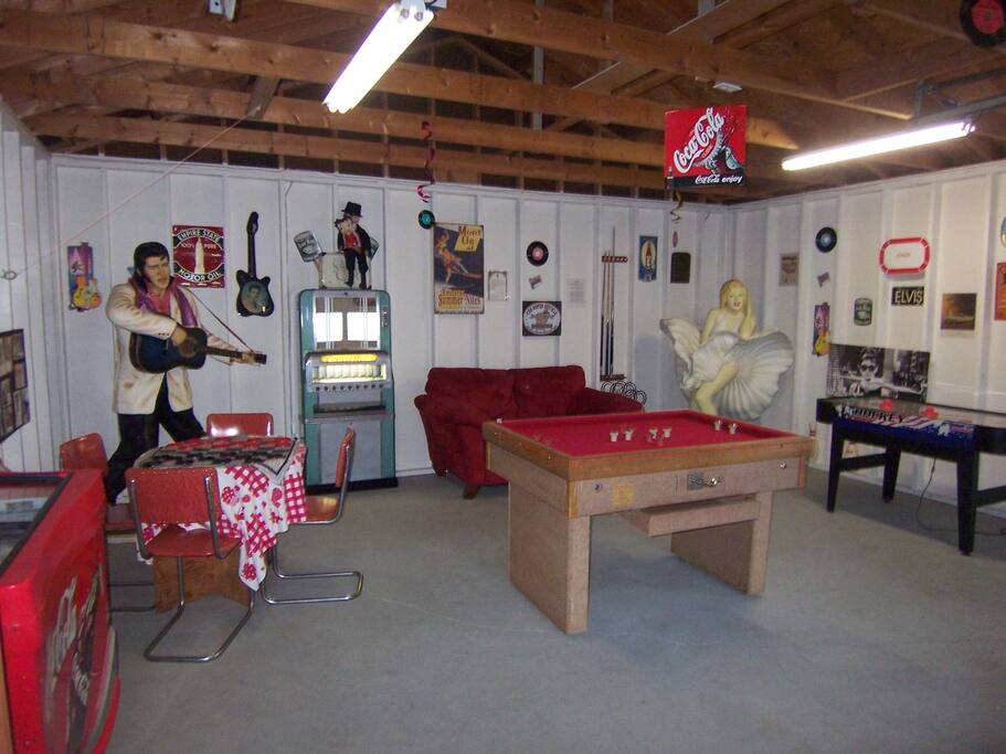 Finished garage - bumper pool table - not heated