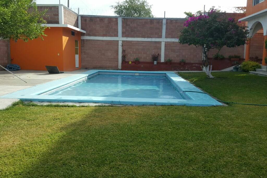 Cuenta con baño completo y vestidor