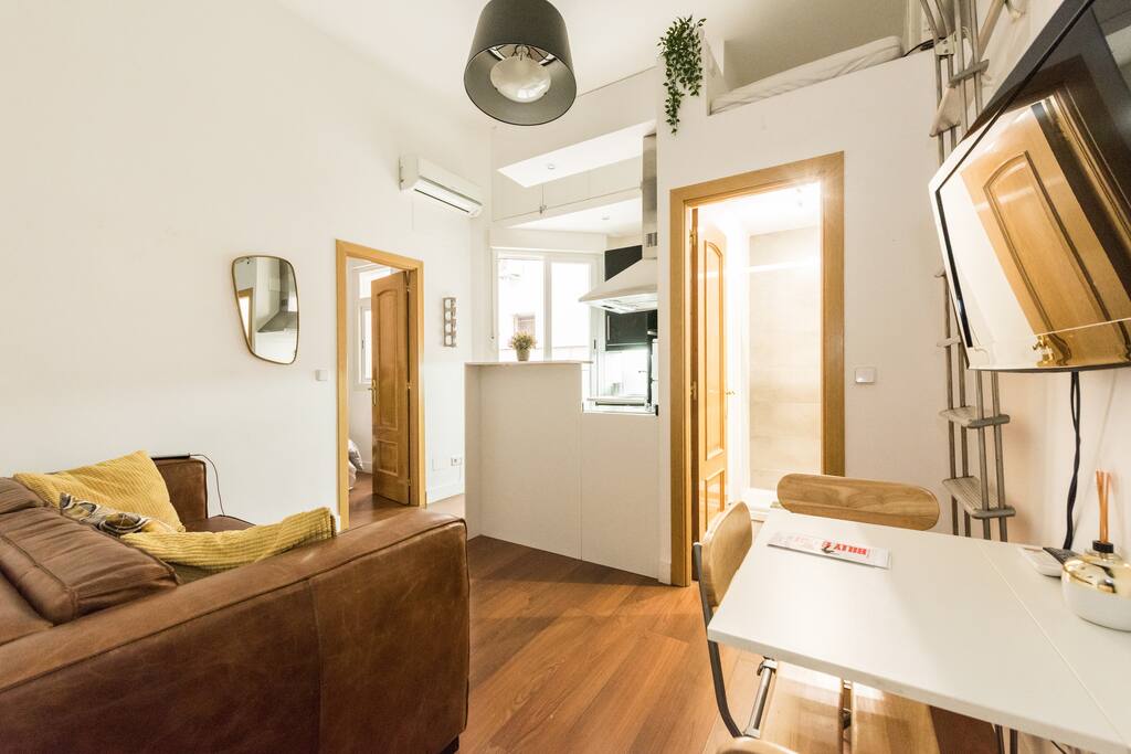 Viste de la sala y el area de comedor . Al fondo la puerta a la habitación principal