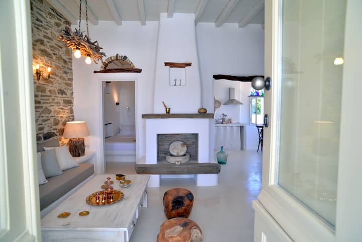 Amueblado con amor y cuidado, sala de estar con posiblemente lugares para dormir para una quinta persona.