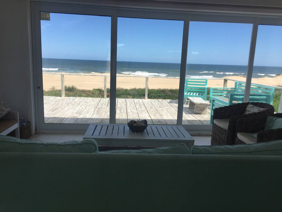 Living integrado al exterior. Con ventanal que se abre en 4 hojas para un solo lado