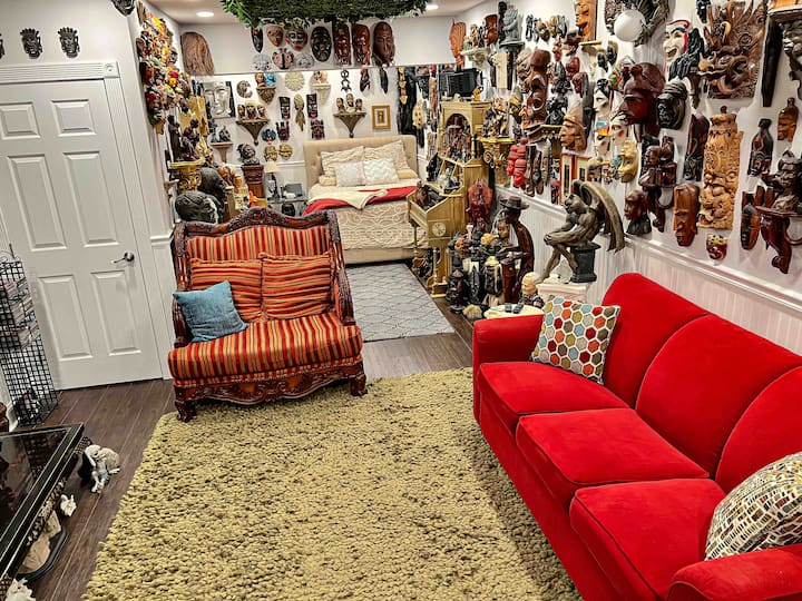 La “habitación del museo” también tiene un sofá cama tamaño queen y un sofá cama tamaño queen situado alrededor de un televisor, en caso de que no haya suficiente orientación visual para mantener tu atención.