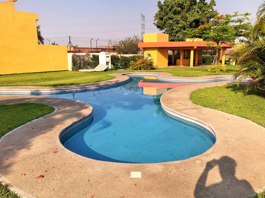 Cuenta con 1 alberca y una alberca para niños, ambas se comparten