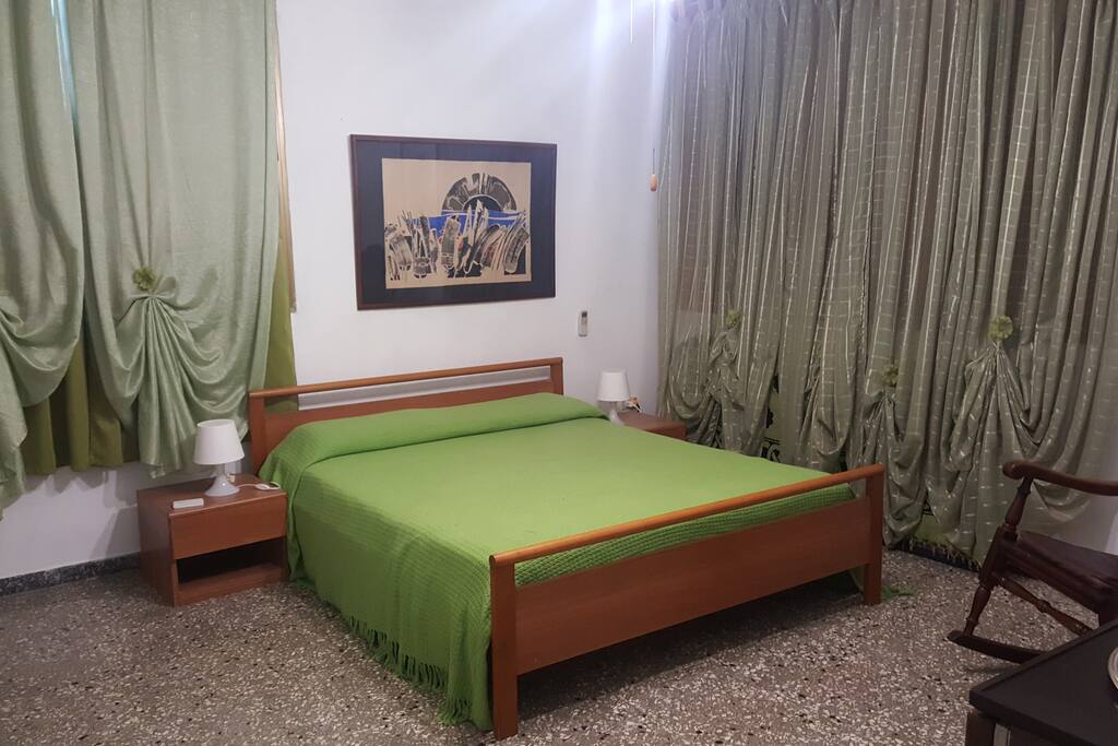 Cuarto con caja fuerte y minibar
