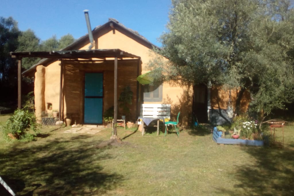 CASA DE PAJA Y BARRO