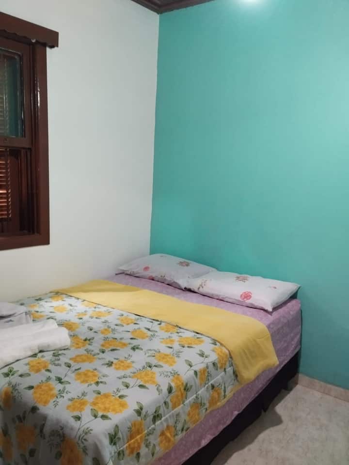 房间配有一张双人床和另一张单人床 