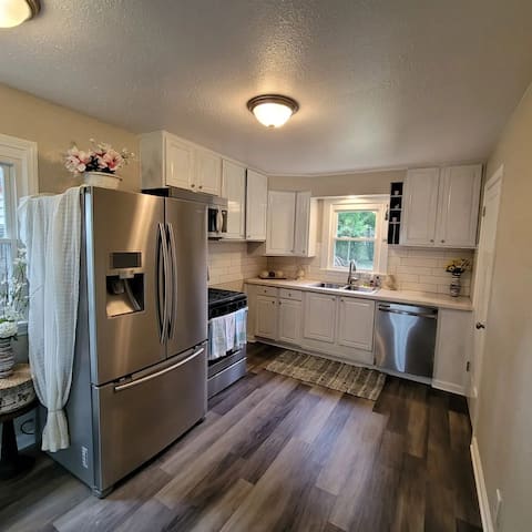 Cheerful 4 bd Pet Friendly Home By Millcreek park