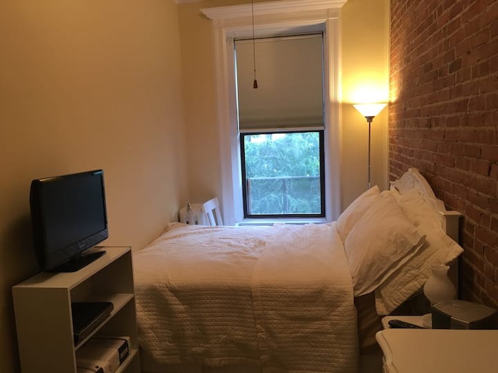 ผ่อนคลายและดูทีวีหลังจากวันที่ยาวนานในเมือง