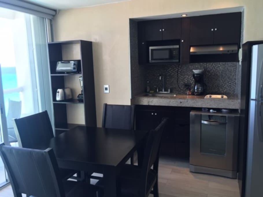 Kitchenette: with electric stove, refrigerator, microwave, toaster, blender