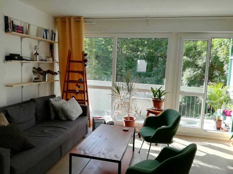 salon avec balcon / living room with balcony