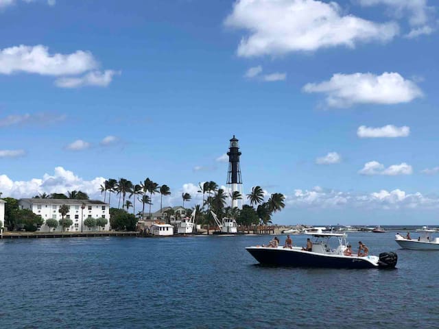 Relaxing Beach Unit 1BD/1BA. 1/2 block from Beach