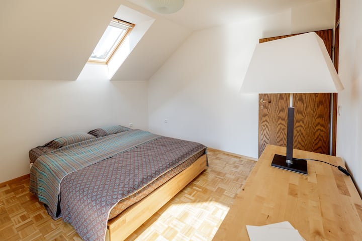 Առաջին ննջասենյակ ՝ 180 -220 սմ մահճակալով ։ 