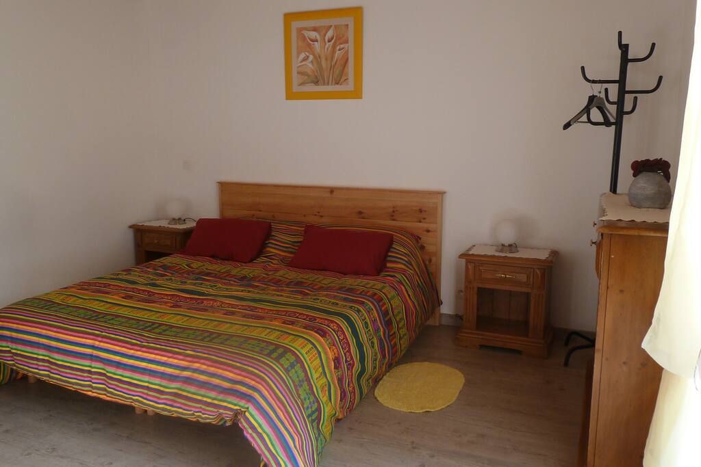 un grand lit en 160 et une chambre spacieuse