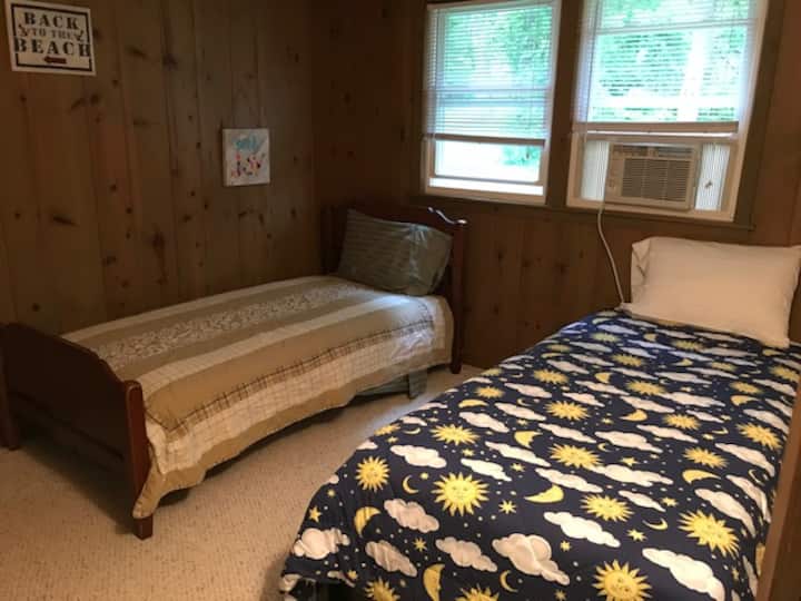 3号卧室有两张单人床