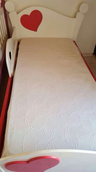 Single bed/kids likely