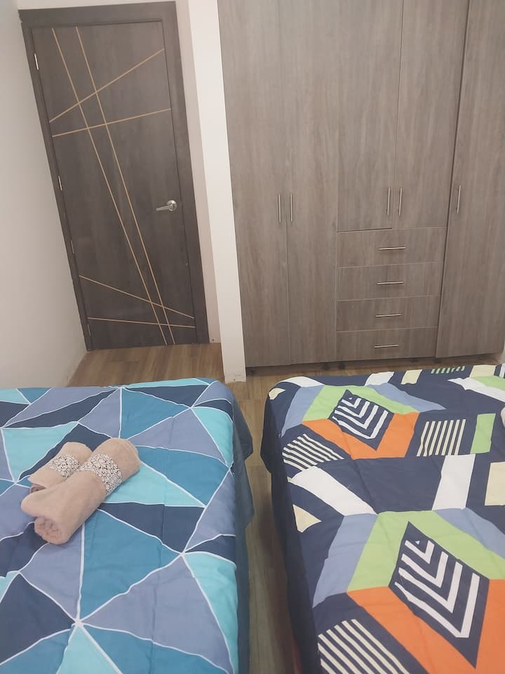 غرفة 2، سرير مزدوج وسرير مربع ونصف، خزانة كاملة، نافذة كبيرة مع ستائر.