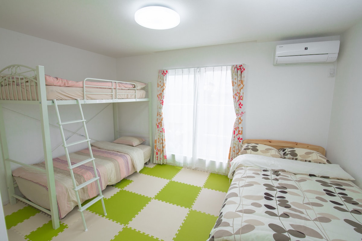 Vaša soba na trećem katu 2.Bračni krevet i krevet na kat s klima-uređajem i TV-om. 