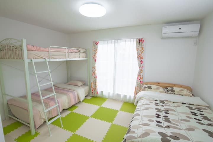 החדר שלכם בקומה השלישית 2.מיטה זוגית ומיטת קומתיים עם מיזוג אוויר וטלוויזיה. 
