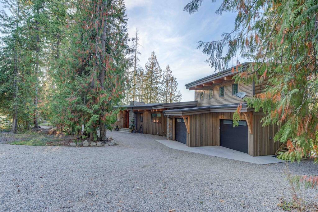 Circular driveway with ample room for multiple vehicles