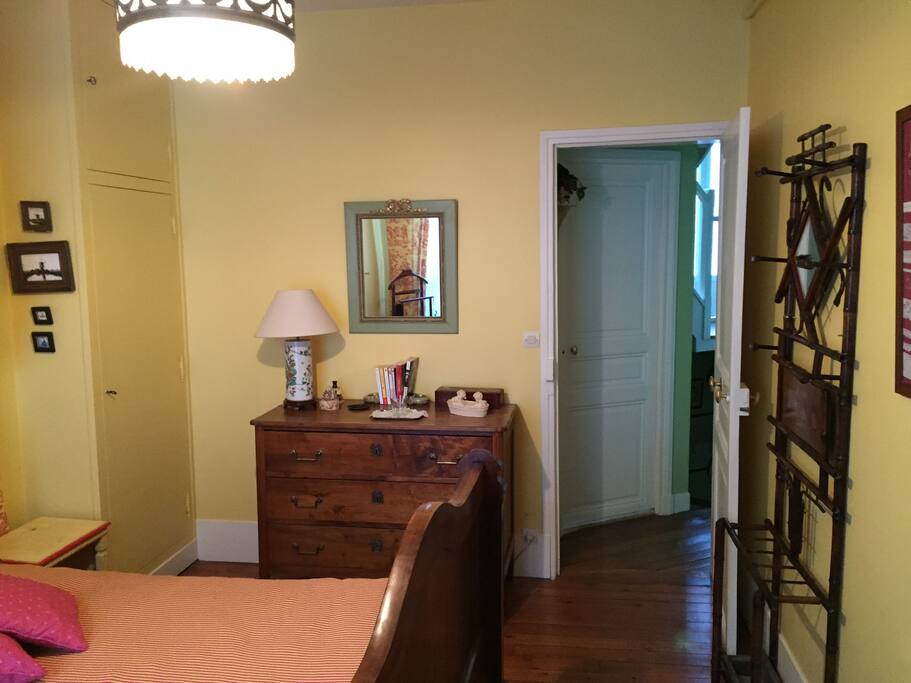 La chambre côté commode