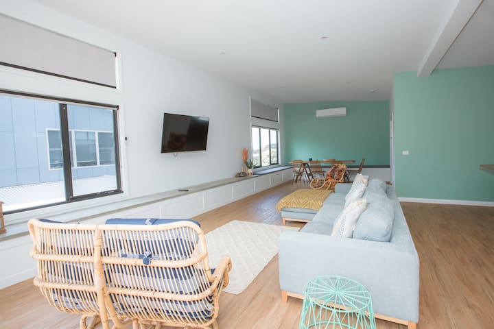 The Bay Bach! 500m to main beach, cafes and park