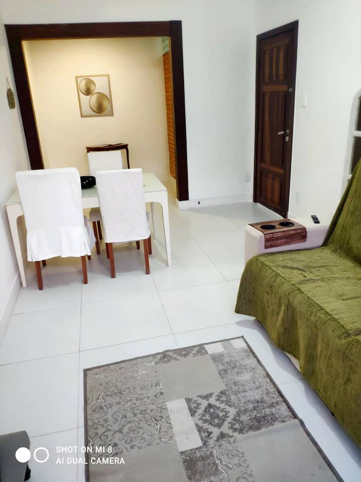 غرفة معيشة مع سرير أريكة 