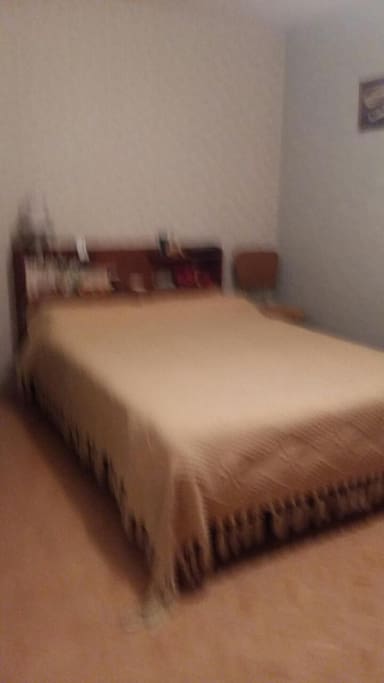 Grande chambre avec un lit cocon