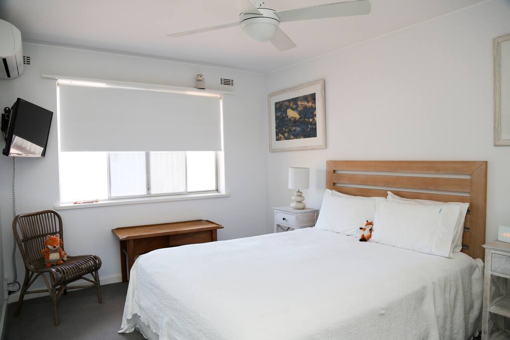 Master bedroom (Queen bed)
