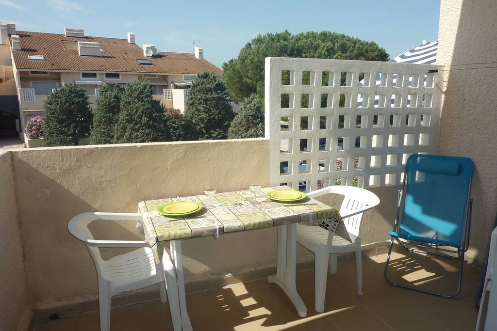 Terrasse avec barbecue électrique, chiliennes et parasol