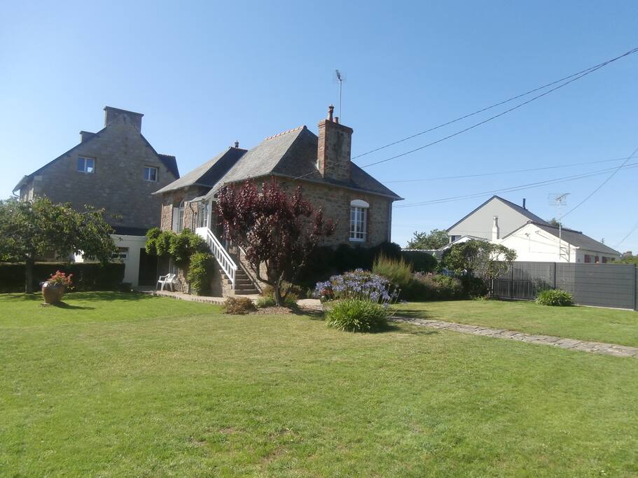 Maison en pierre avec jardin
