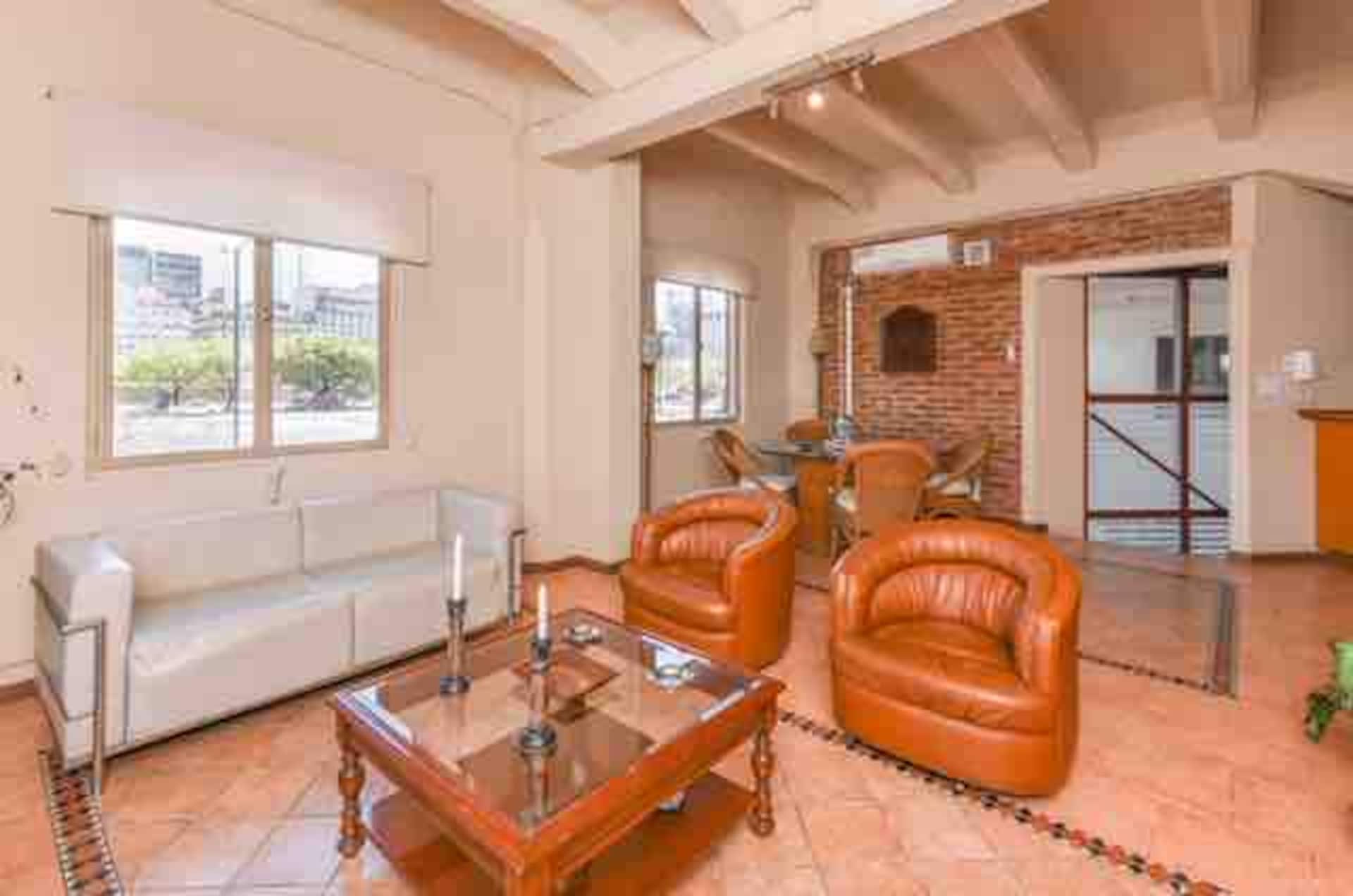 Open-plan apartment in Monserrat with view of Puente de la Mujer
