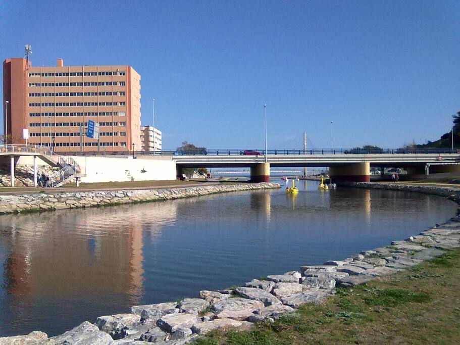 Desde casa hasta la playa se llega paseando por el Paseo Fluvial, lleno de zonas verdes, piraguas, patos...