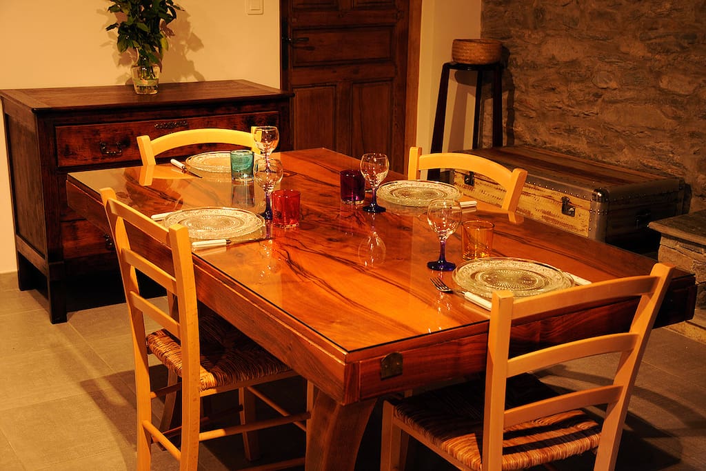 Coin repas dans la pièce de vie de 24m²