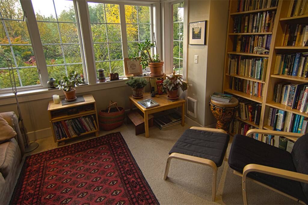 Comfortable living room, ideal for conversations