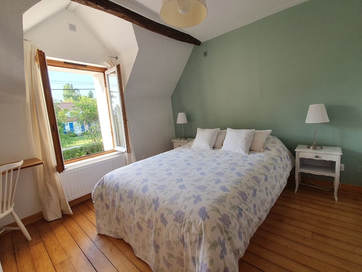 Habitación 3.
Cama doble 140 x 200 cm.
Con vistas a la calle tranquila