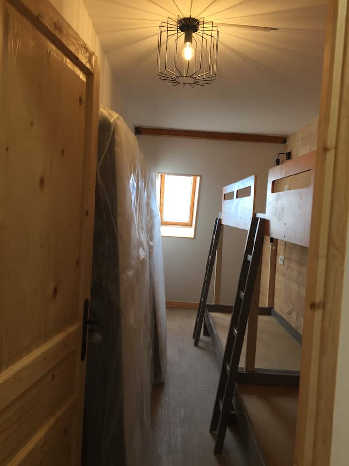 Vitanda 4 vya kulala vimewekwa vizuri sana. (Magodoro upande wa kushoto bado hayajawekwa...). Mwonekano wa mlima.