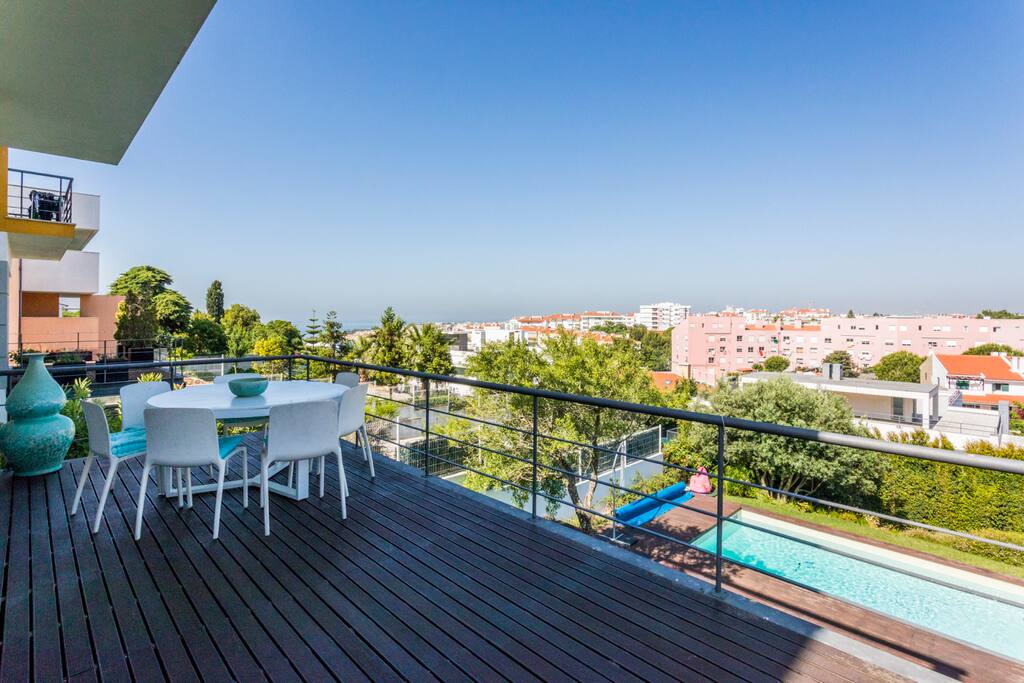 Varanda da sala com vista para o mar e piscina