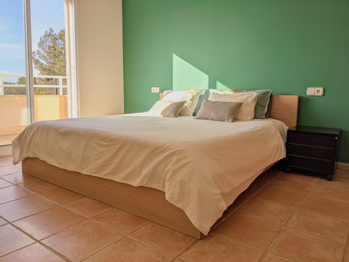 Chumba cha kulala #2 - Kitanda cha Ukubwa wa Mfalme, roshani kubwa, na kabati lililojengwa ndani