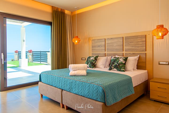 One of the two master bedrooms with stunning views to wake up to everyday.
Each master bedroom has built in wardrobes and en-suite bathrooms