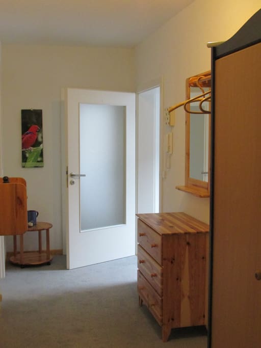Flur mit Garderobe und Kleiderschrank