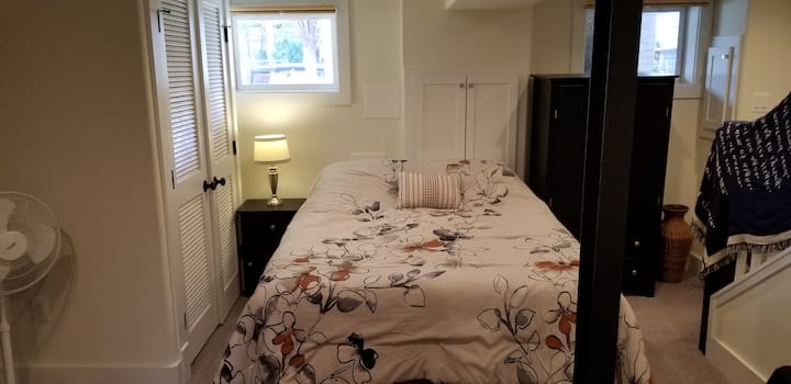 เตียงควีนไซส์โต๊ะข้างเตียงและตู้เสื้อผ้าสำหรับแขวนเสื้อผ้า