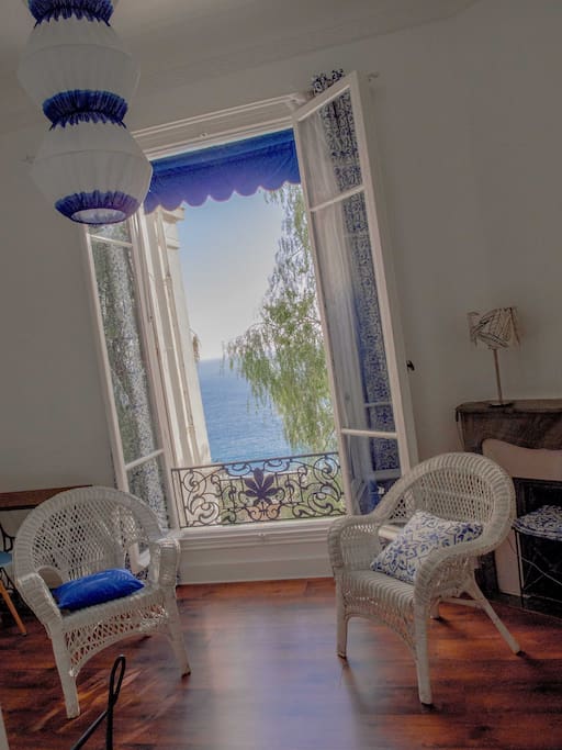 Vue sur la mer depuis le salon