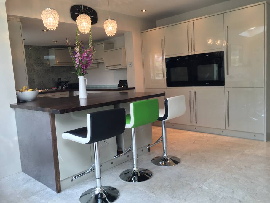 Open plan kitchen with a large champagne bar!