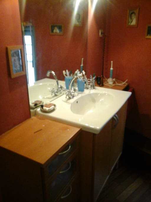 salle de bain équipée de 2 lavabos indépendants