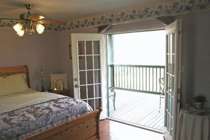 Gardeners Cottage-King-Balcony-Jacuzzi-Cottage