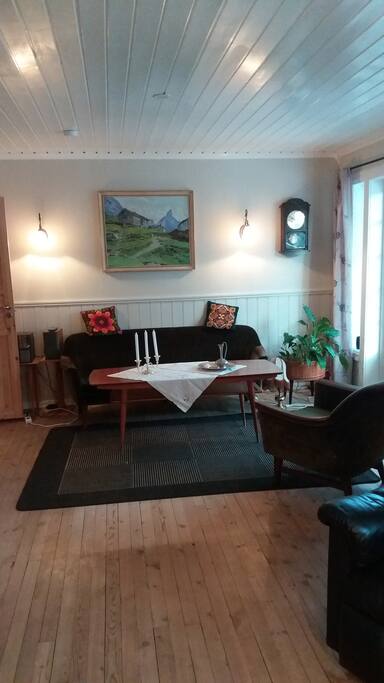 Stua rett fra vest. Utgang ut på en idyllisk veranda.
