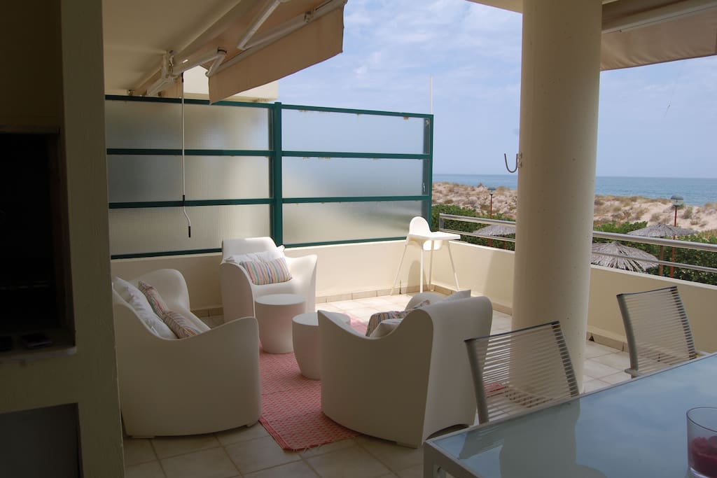 Gran terraza con vistas a la playa - Big terrace in front of the sea